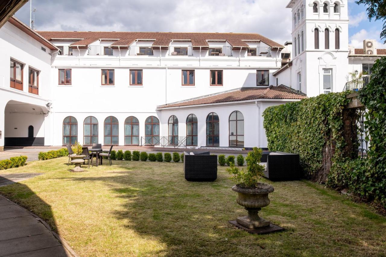 Copthorne Effingham Gatwick Hotel Экстерьер фото