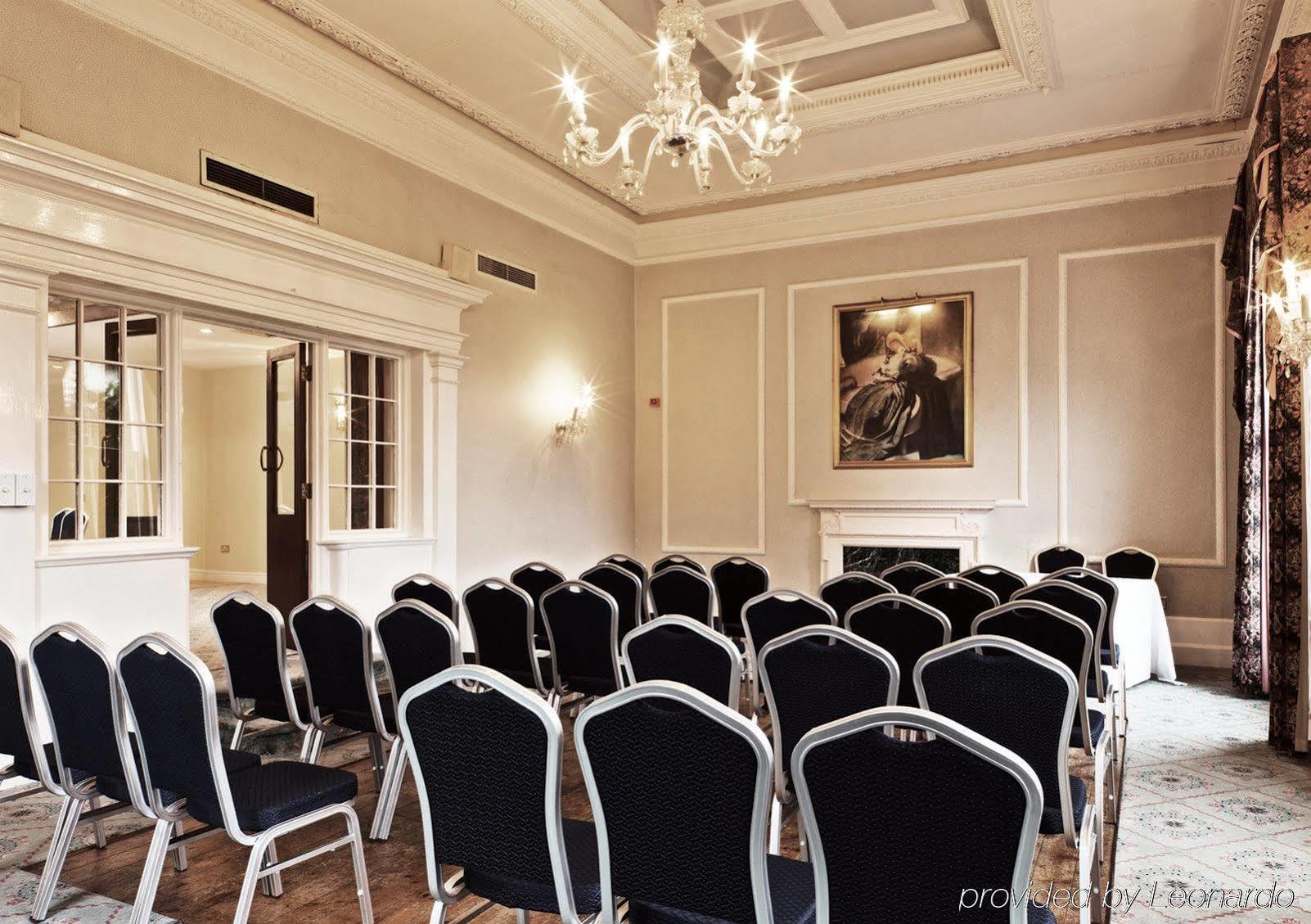 Copthorne Effingham Gatwick Hotel Бизнес фото
