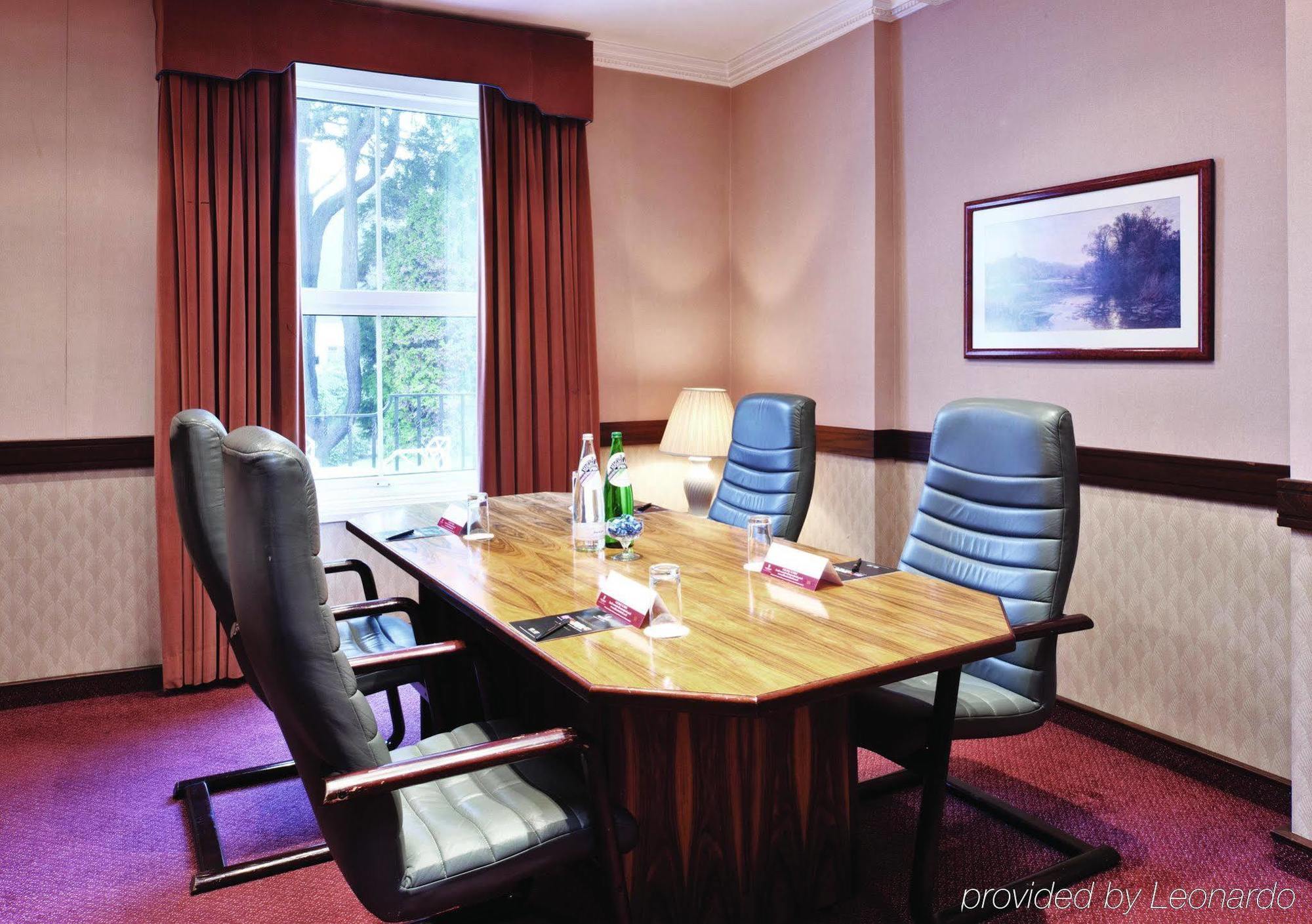 Copthorne Effingham Gatwick Hotel Бизнес фото