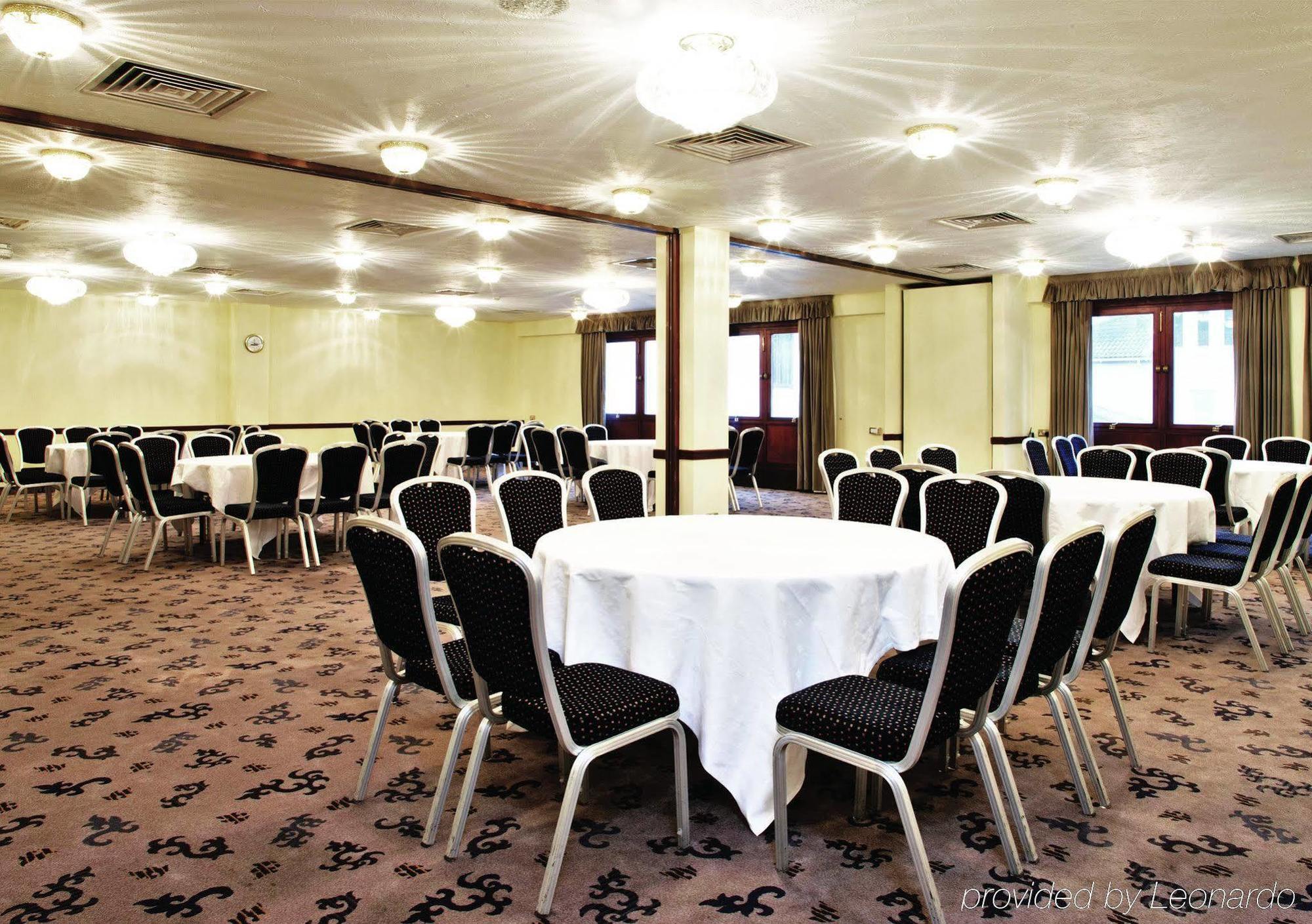 Copthorne Effingham Gatwick Hotel Бизнес фото