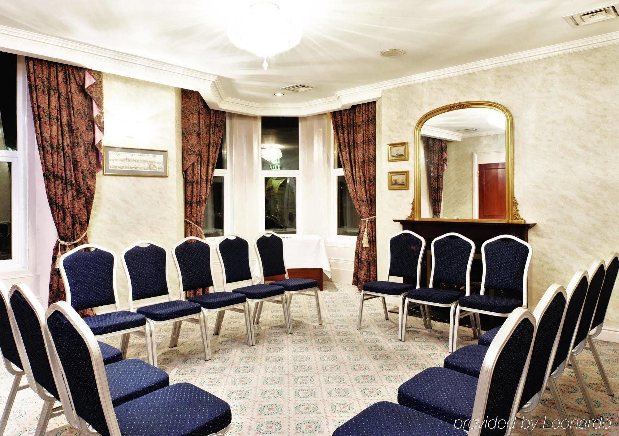 Copthorne Effingham Gatwick Hotel Бизнес фото